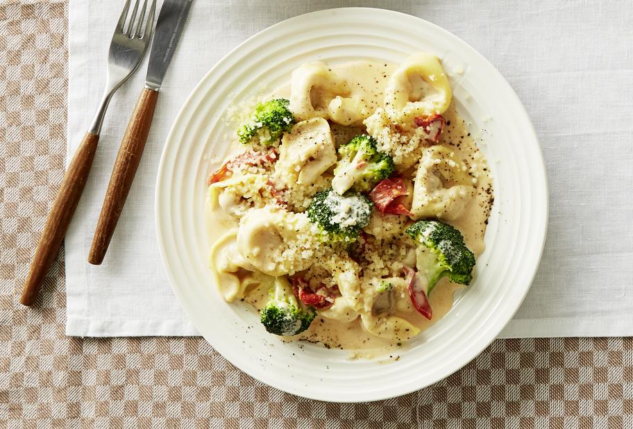 So cremig: Tortellini in Brokkoli- Sahnesauce