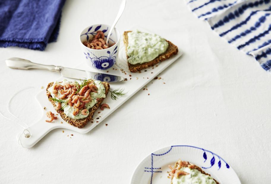 Vollkornbrot mit Frischkäse und Krabben