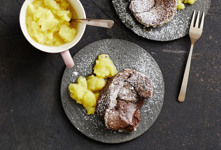 Warmes Schoko-Küchlein mit Ananas