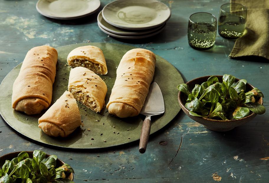 Würziger Spitzkohl-Speck-Strudel