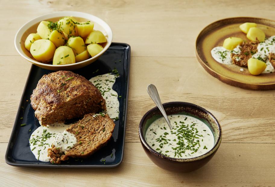 Suppengrün-Hackbraten mit cremiger Senfsoße