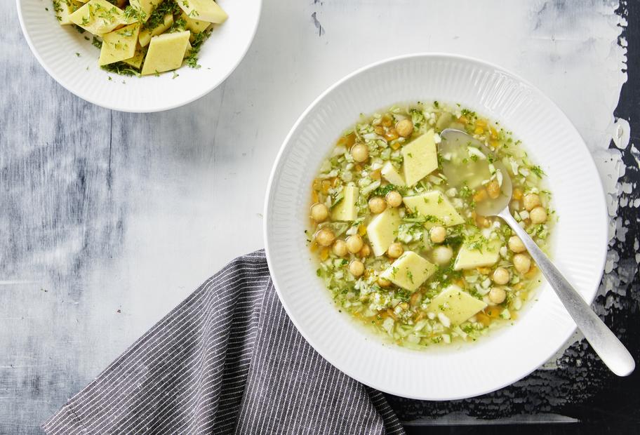 Gemüsesuppe mit selbst gemachtem Eierstich