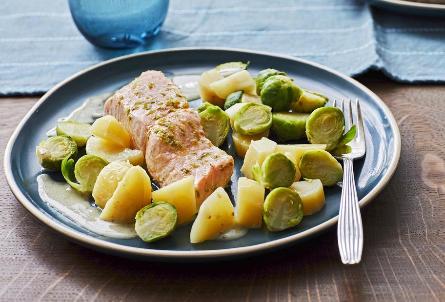 Zarter Lachs mit Rosenkohl und Senfsoße