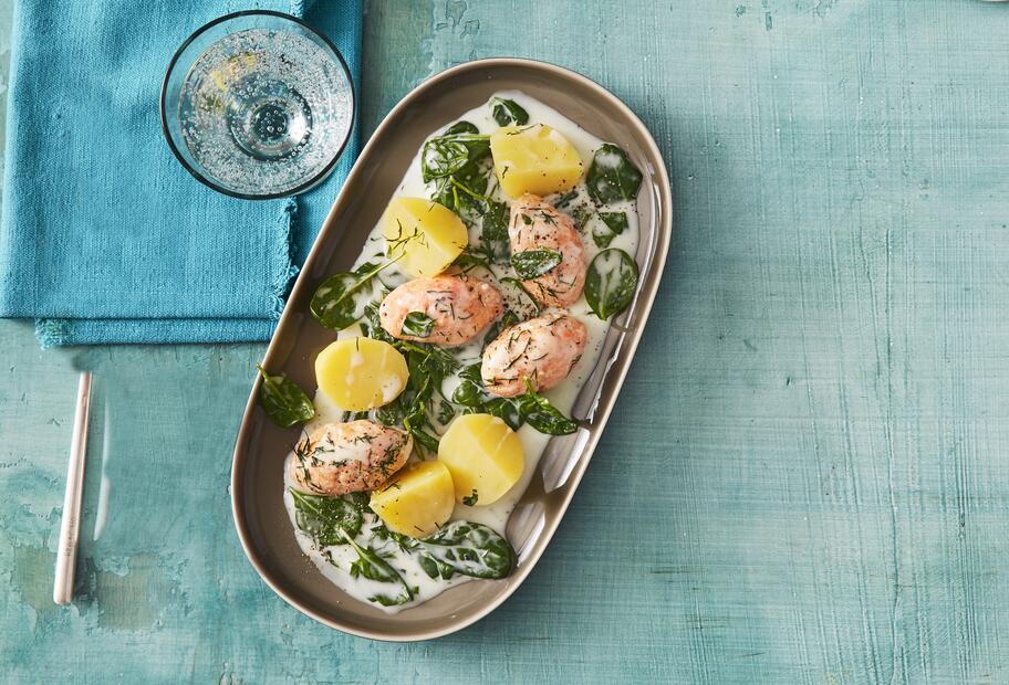 Lachsbällchen auf cremigem Spinatrahm