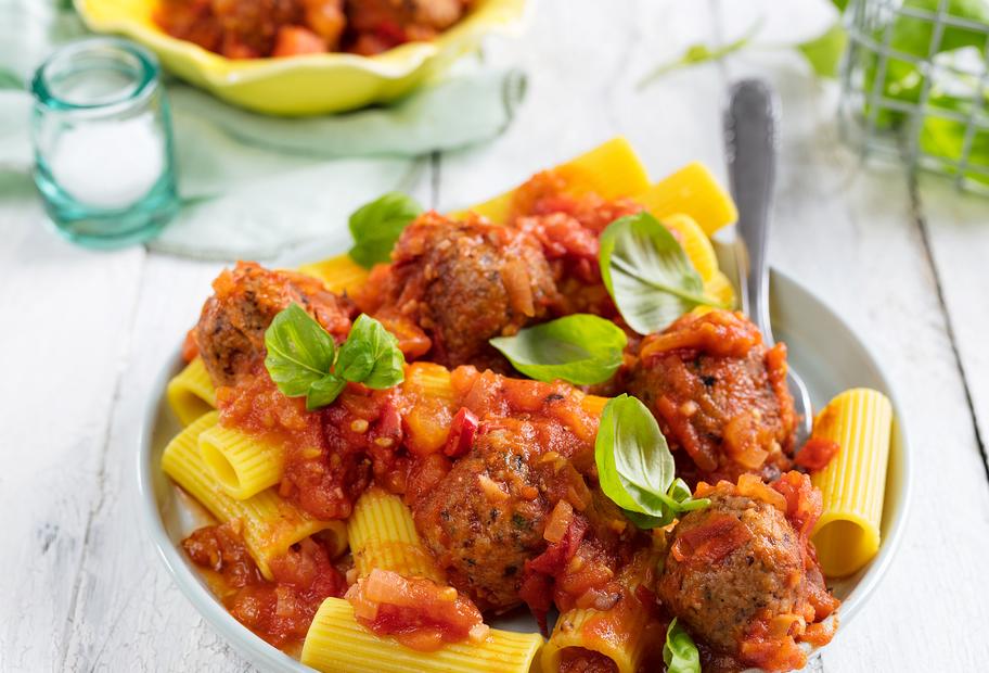 Rigatoni mit Bohnen-Bällchen in Tomatensoße