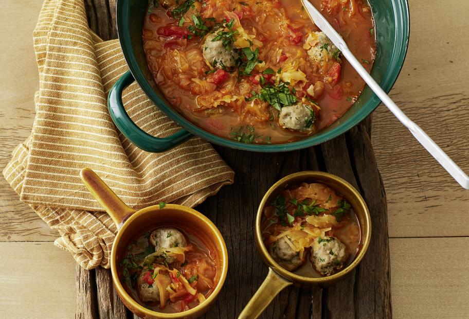 Winterliche Sauerkrautsuppe mit Hackbällchen