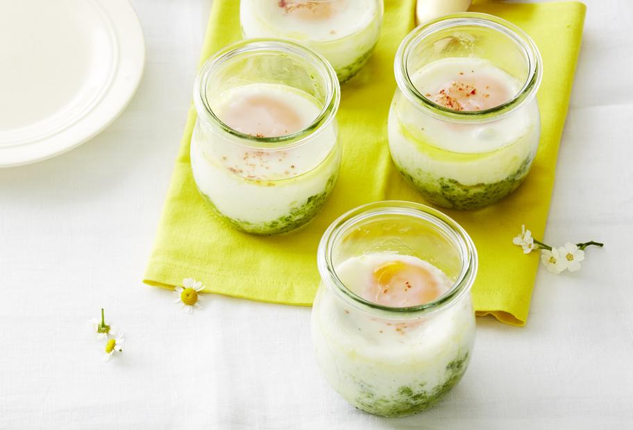 Fluffige Eier im Glas auf Rahmspinat