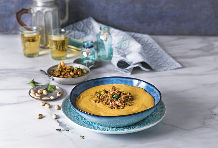 Rote Linsensuppe mit scharfem Chili-Topping