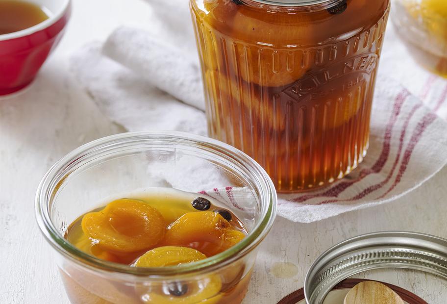 Aprikosen in Kaffeesud