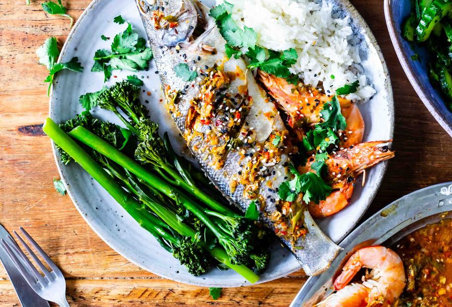 Asiatischer Seebarsch mit Garnelen, Reis, Brokkoli und Gurkensalat