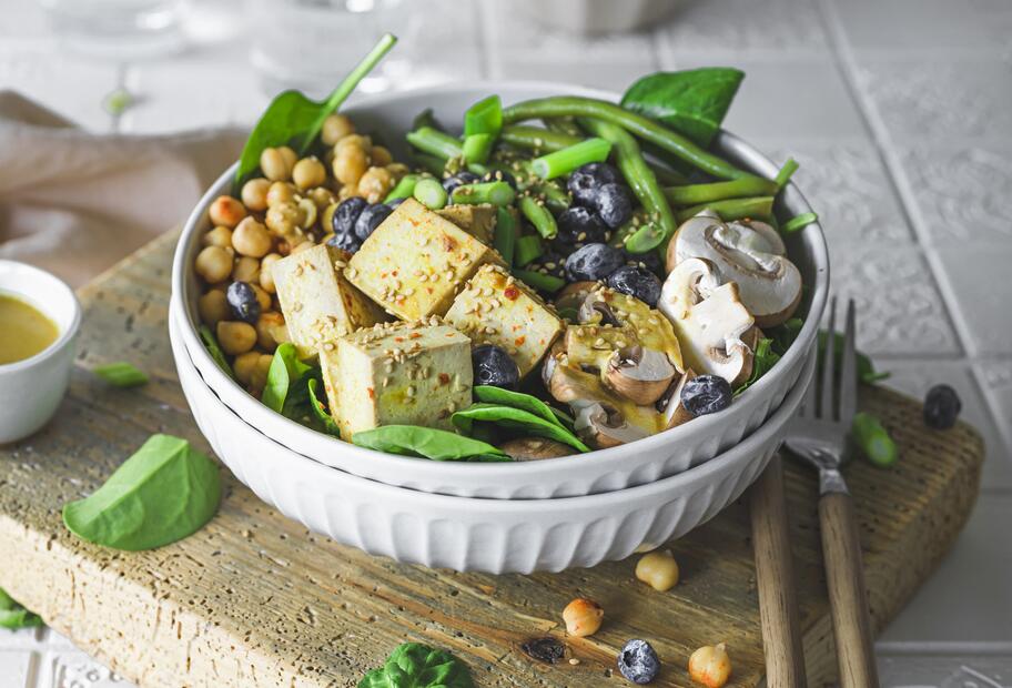 Gemüse-Bowl mit Spinat und Tofu