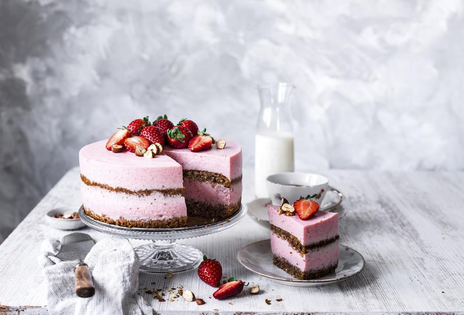Erdbeer-Buttermilch-Torte mit Haselnüssen