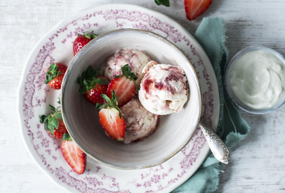 Erdbeer-Rhabarber-Eis mit Mascarpone für den Thermomix®