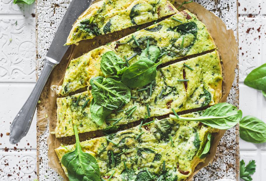 Gemüse-Parmesan-Omelett mit Kräuterdip