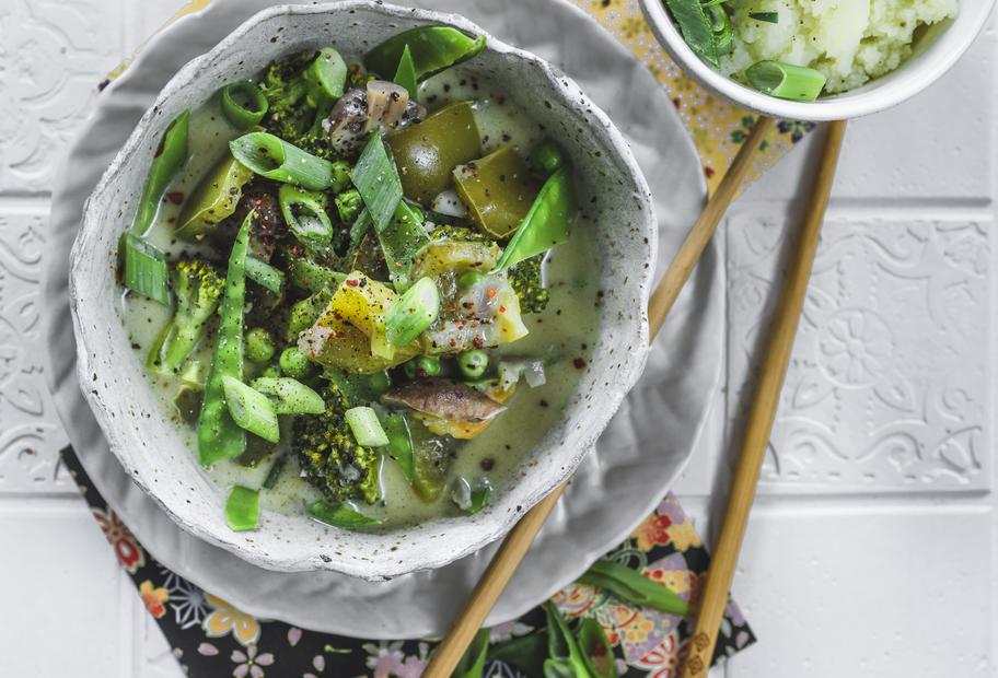 Grünes Kokos-Gemüse-Curry mit Blumenkohlreis