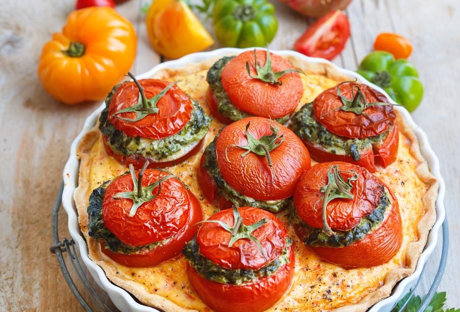 Quiche mit gefüllten Tomaten