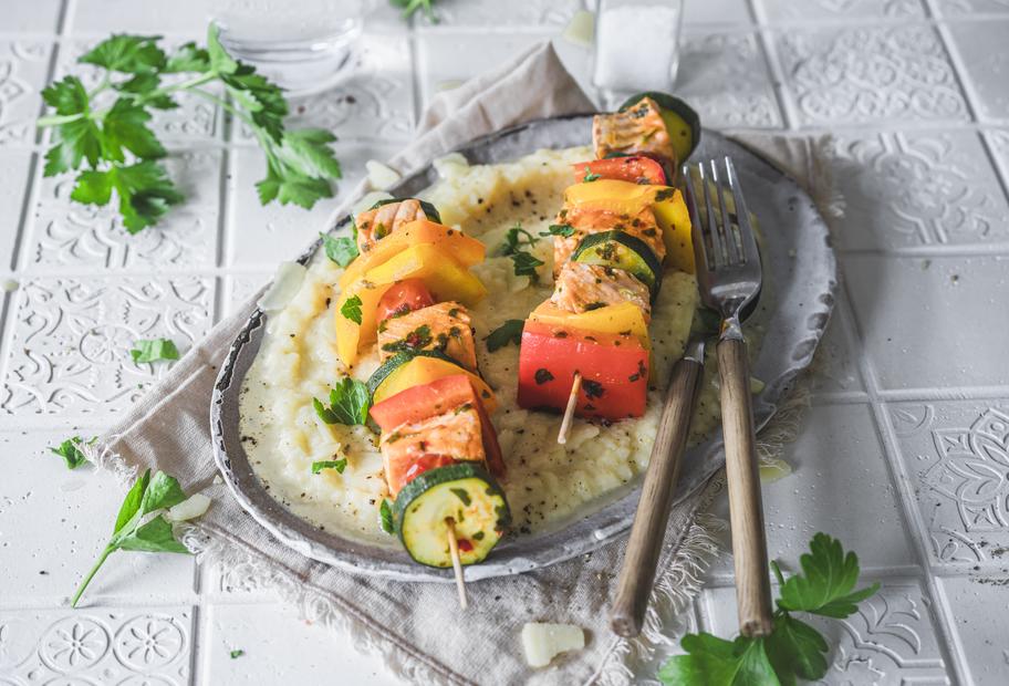Selleriepüree mit Lachs-Gemüse-Spießen