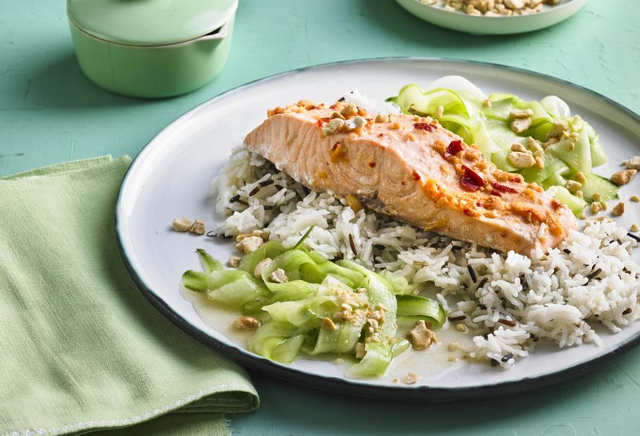 Zarter Asia-Lachs mit frischem Gurkensalat