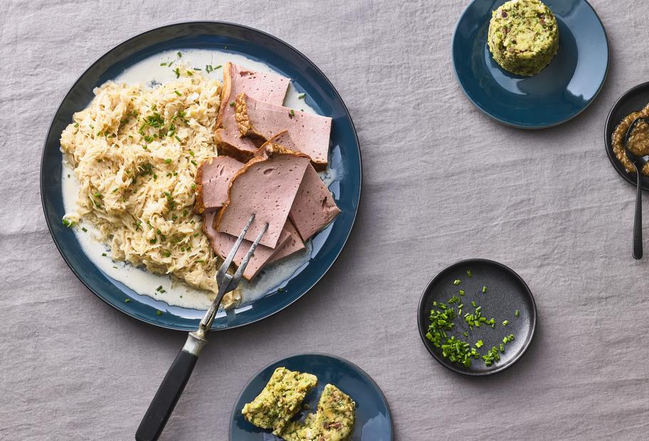 Brezelknödel mit Rahmsauerkraut und Leberkäse