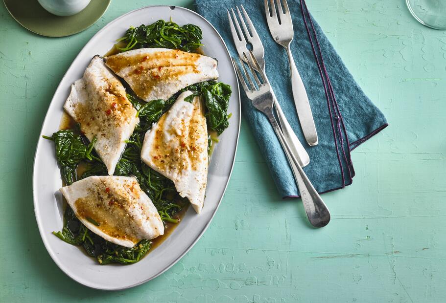 Gedämpfte Asia-Forellen auf Spinat