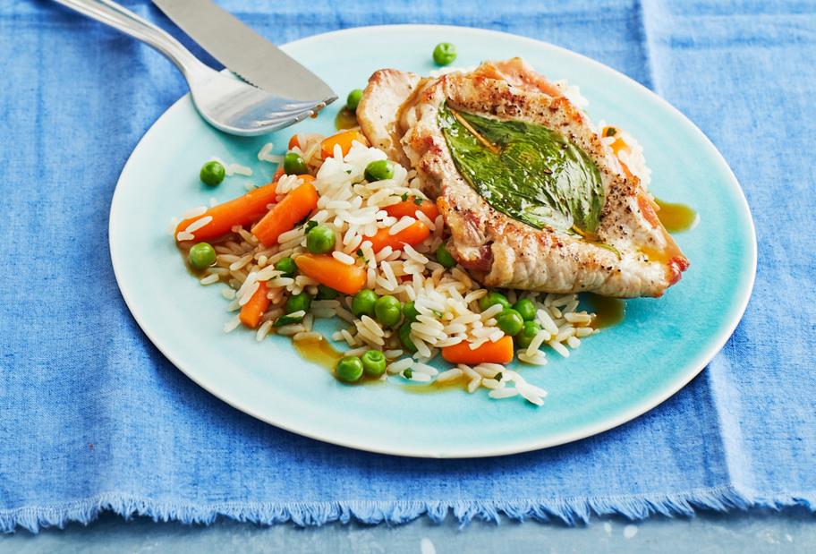 Lockerer Gemüsereis mit gefüllten Schnitzelchen