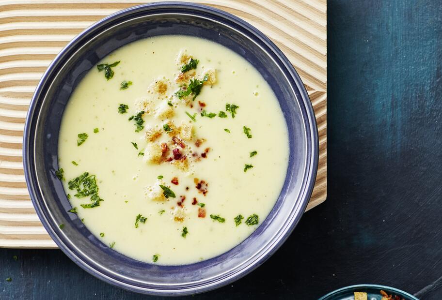 Sahnige Kartoffelsuppe mit Croûtons