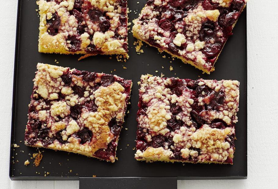 Saftiger Kirsch-Streuselkuchen vom Blech