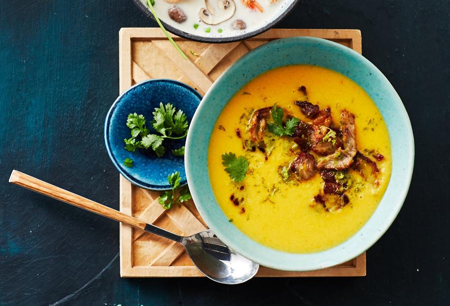 Limetten-Süßkartoffel-Suppe mit Schweinenackensteaks