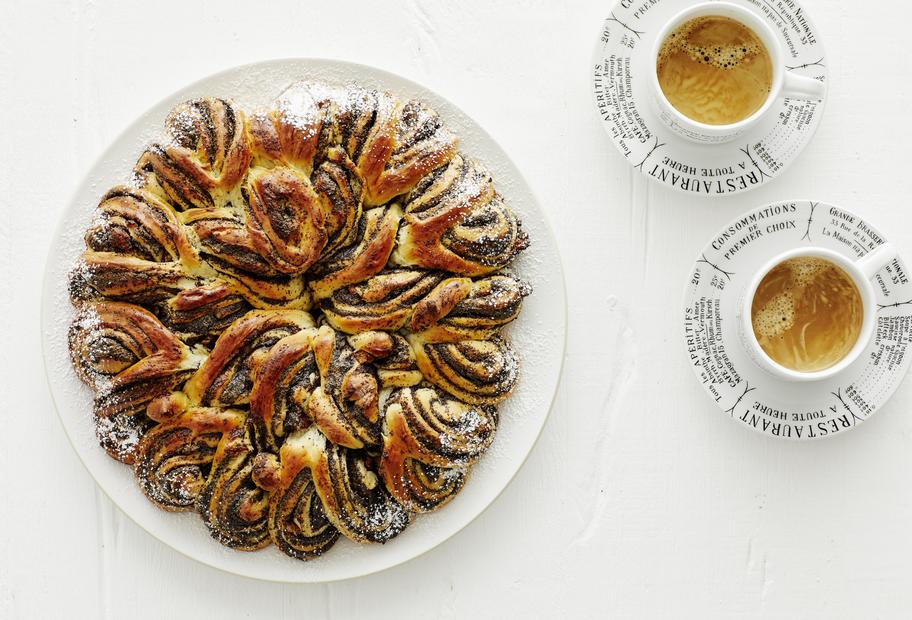 Saftiger Mohn-Aprikosen-Kranz