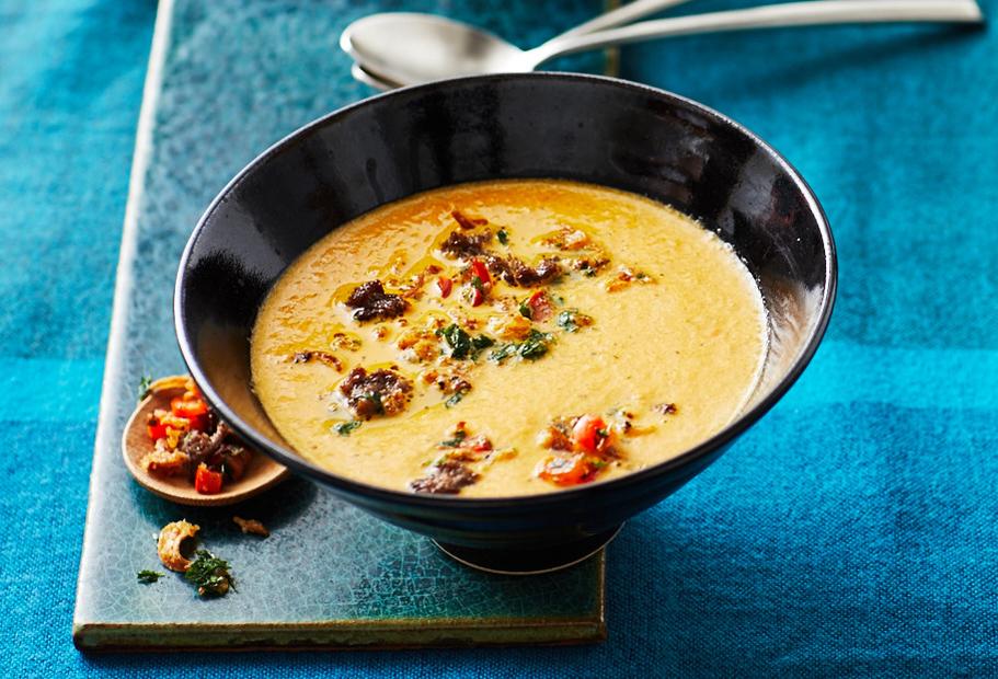 Paprikasuppe mit Hackgröstl