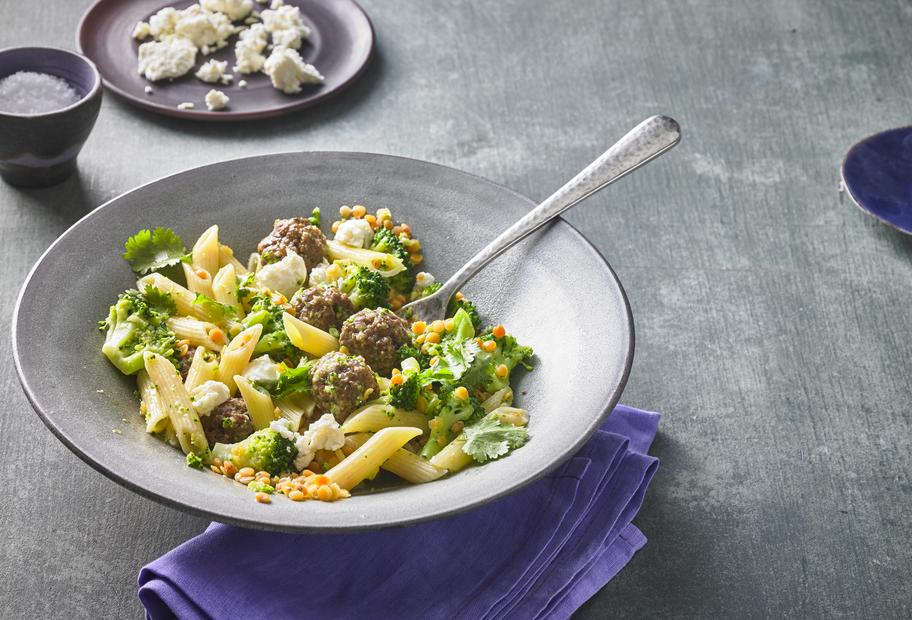 Penne mit Lammhack und roten Linsen