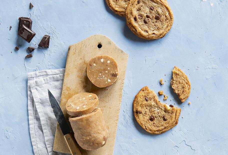 Mit zwei Sorten Schokolade: Cookies von der Rolle