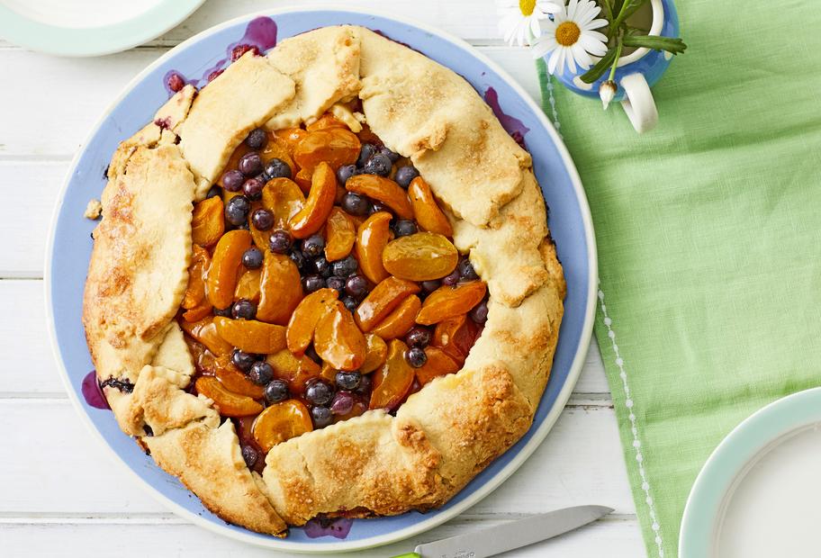 Frei geformte Aprikosen-Blaubeer-Tarte