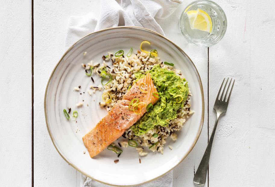 Gedämpfes Lachsfilet mit Reismix und „Brokkomole“