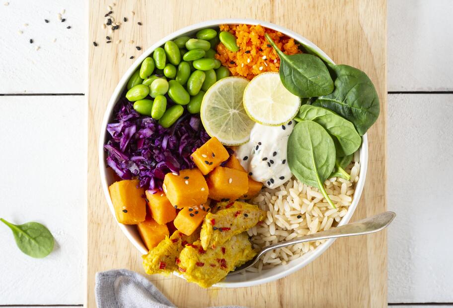 Hähnchen-Reis-Bowl mit Tahindressing