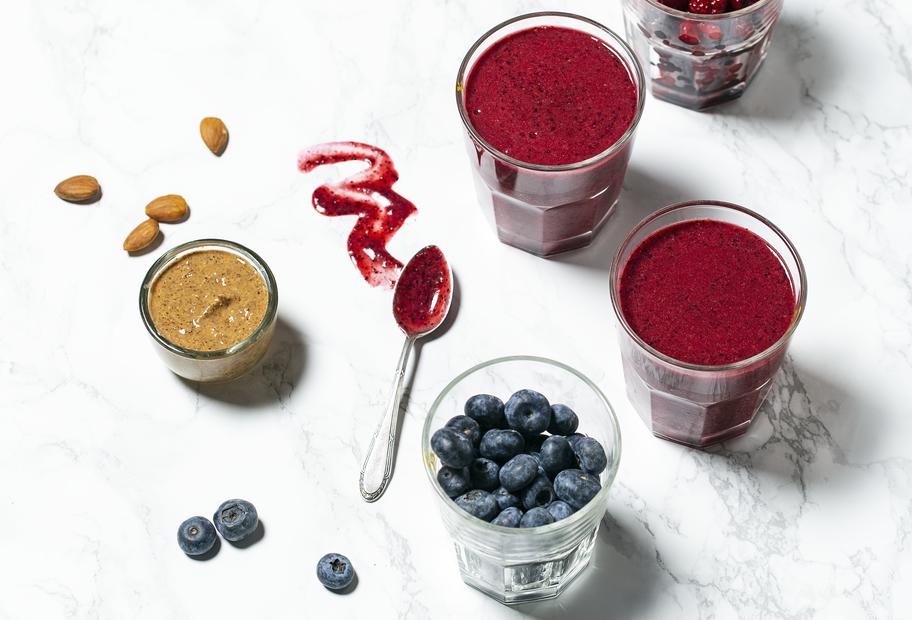 Mandel-Beeren-Smoothie mit Ingwer
