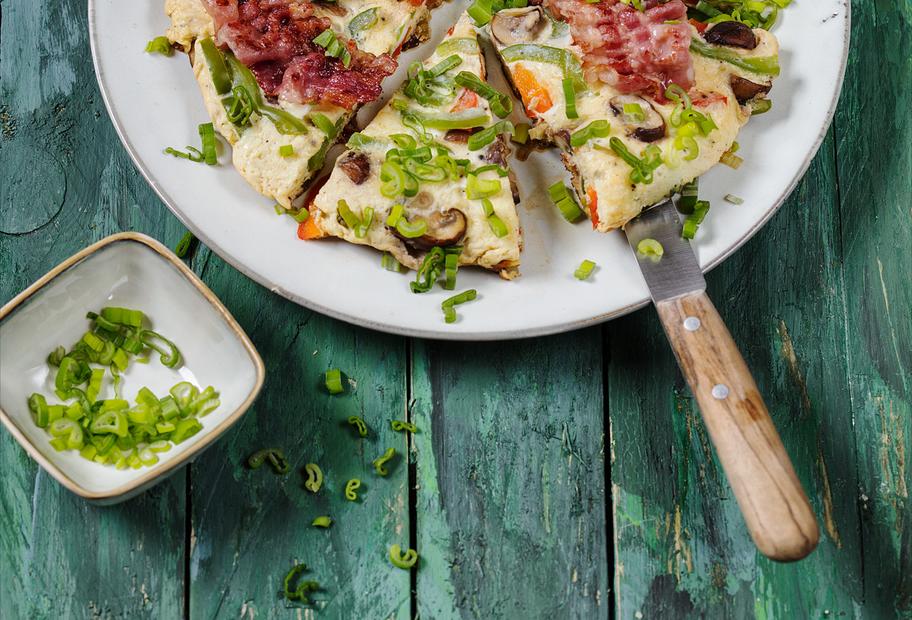 Paprika-Champignon-Frittata mit knusprigem Speck und Frühlingszwiebeln