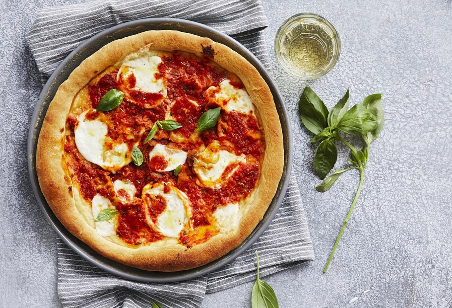 Knusprige Deep Pan Pizza mit Büffelmozzarella