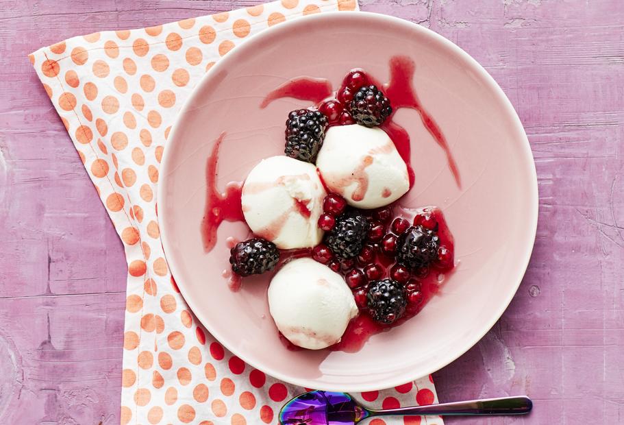 Himmlische Quark-Mousse mit bunten Beeren