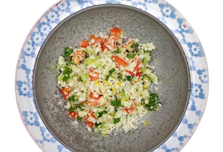 Aromatischer Low-Carb-Blumenkohl-Taboulé mit Tomaten