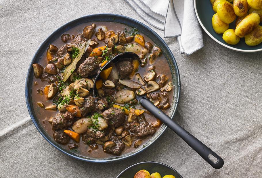 Edles Boeuf bourguignon mit Räucherspeck