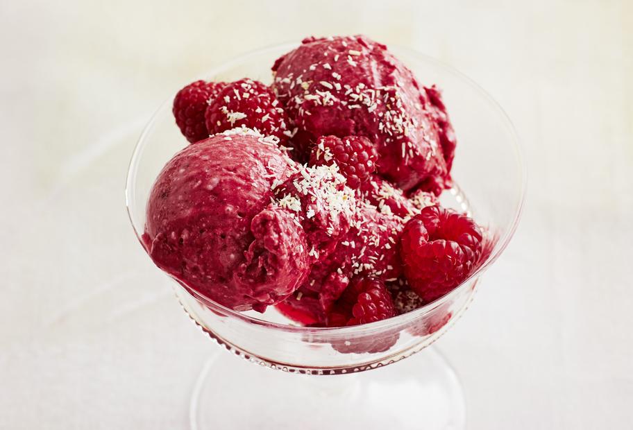 Kokos-Himbeereis in nur 30 Minuten