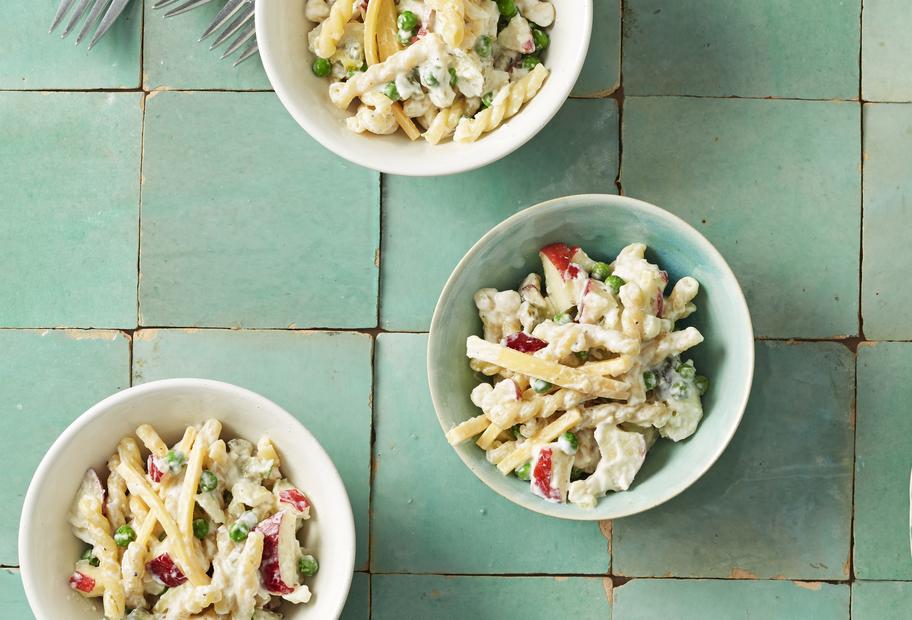 Klassischer Nudelsalat mit Käse