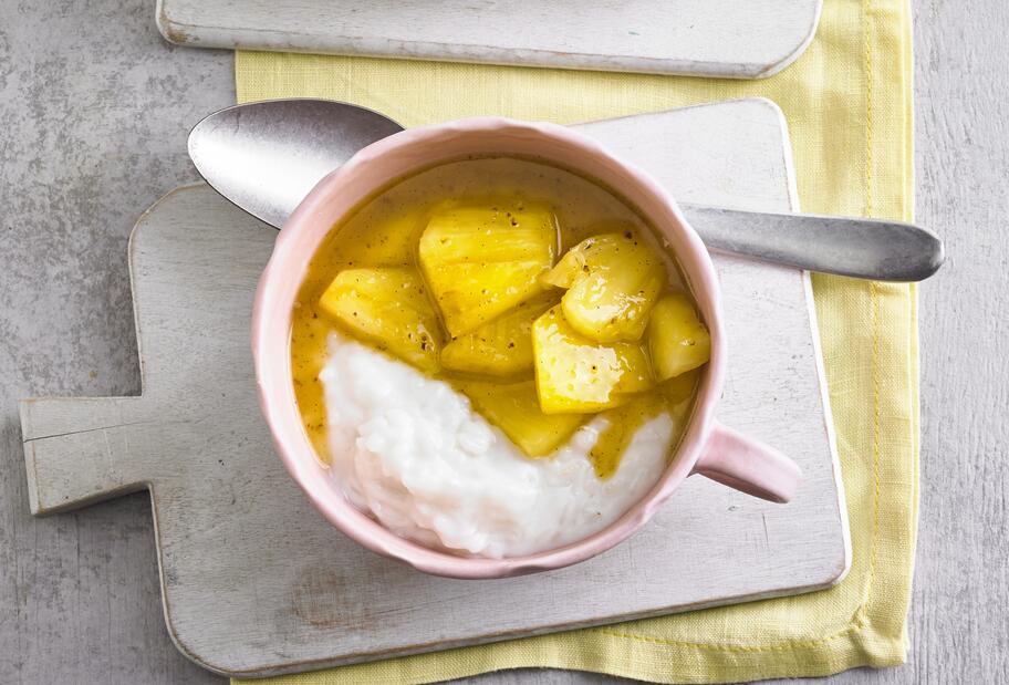 Tropischer Kokosmilchreis mit Ananas