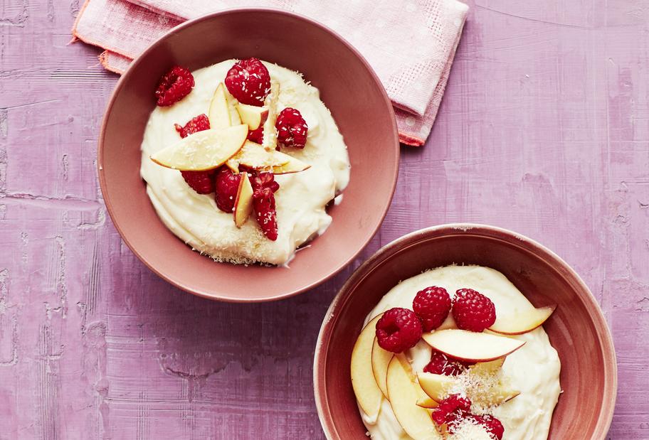 Cremiger Sahne-Kokospudding mit Himbeeren