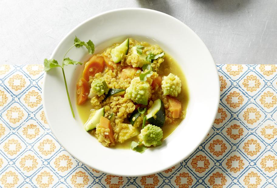 Vegetarischer Linsen-Curry-Eintopf mit Sahnejoghurt