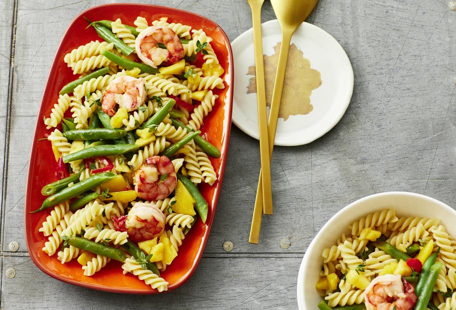Nudelsalat mit Bohnen und Garnelen