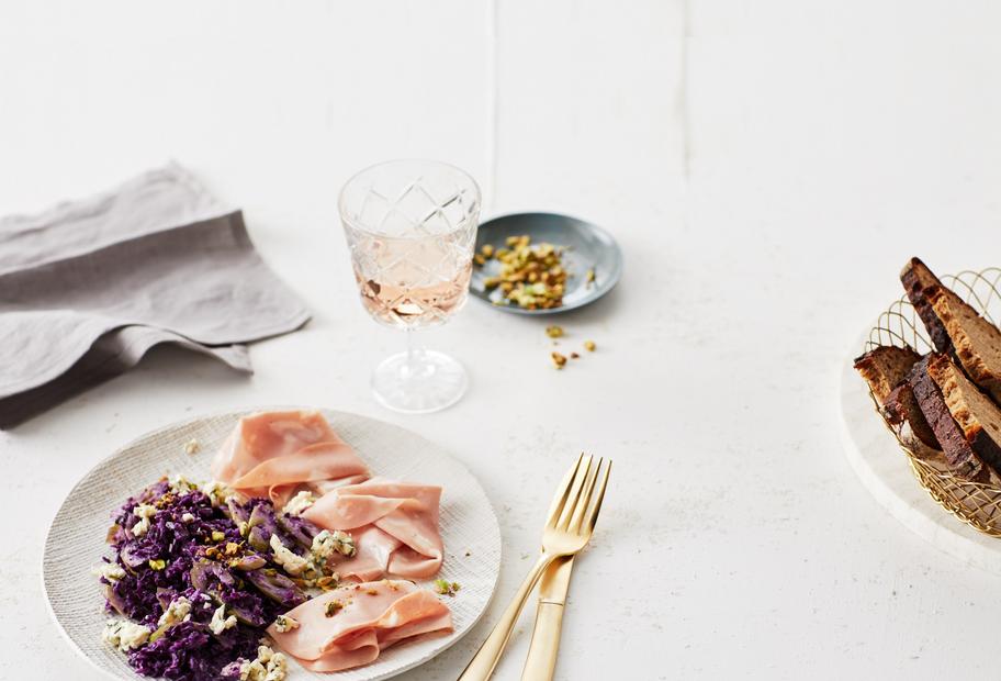 Edler Rotkohl-Slaw mit italienischer Mortadella