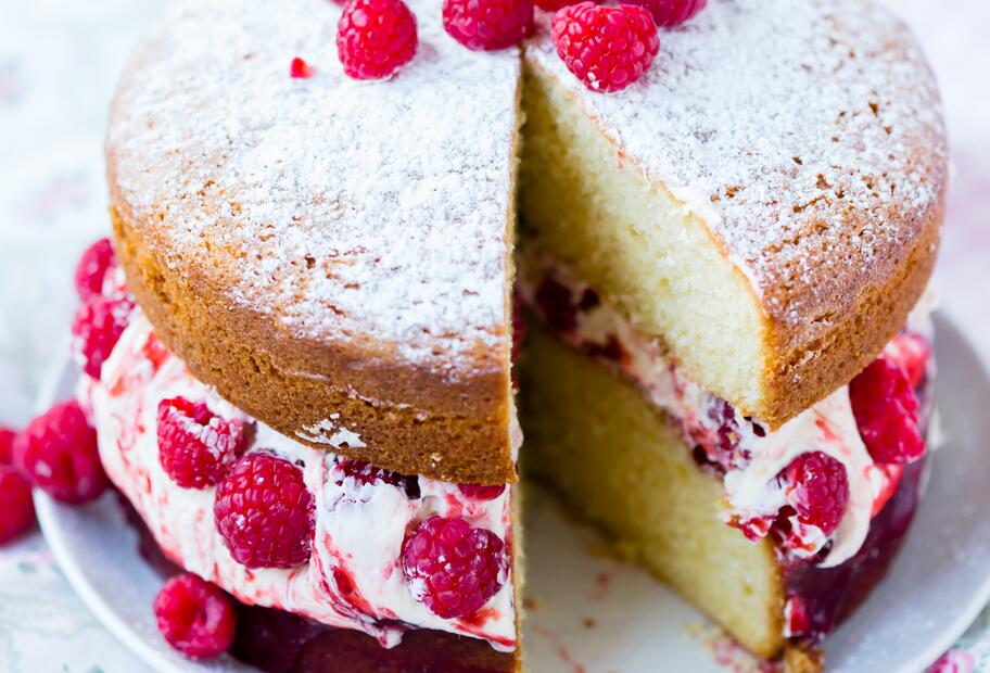 Biskuit-Torte mit Himbeeren