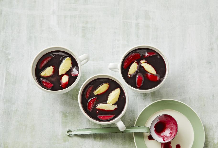 Fliederbeersuppe mit Grießklöschen